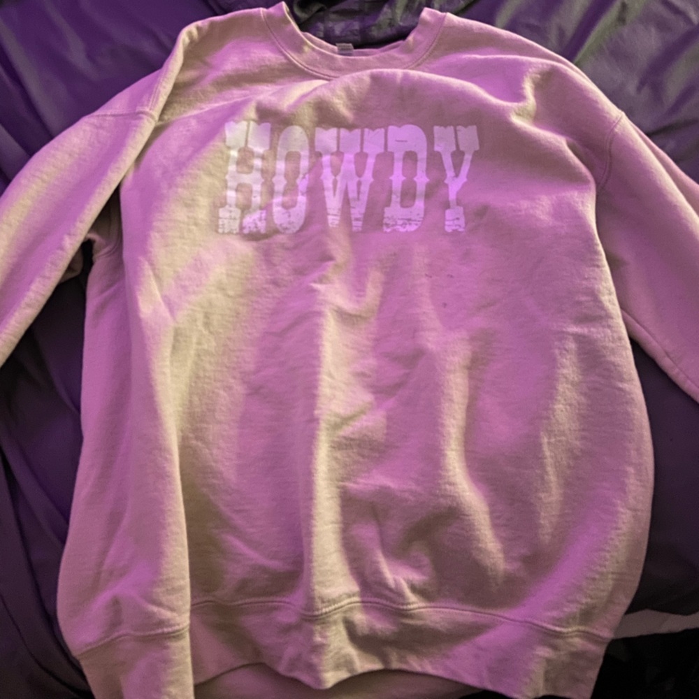 Gildan beige Crewneck Sweatshirt with "HOWDY" Chest Print